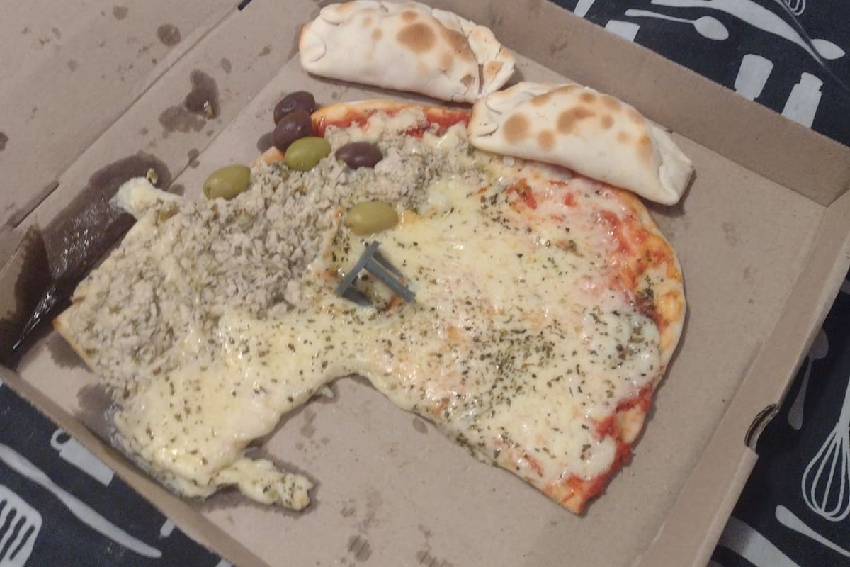 Un usuario hizo un descargo en Twitter porque pidió una pizza y cuando la abrió notó que alguien se había comido una porción