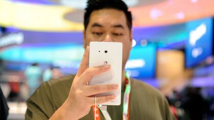 Un usuario mira una phablet, un teléfono con pantalla de grandes dimensiones. El término, inexistente en los diccionarios como muchos otros, es registrado por el sitio Wordnik
