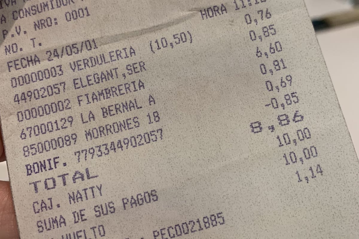 Un usuario publicó en las redes sociales las imágenes de dos tickets de compras de supermercado de hace 20 años