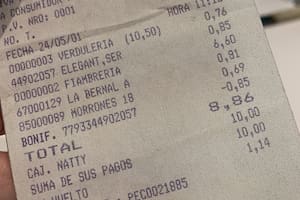 Un usuario publicó en las redes sociales las imágenes de dos tickets de compras de supermercado de hace 20 años