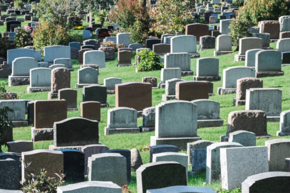 Un usuario registró algo espeluznante cuando atravesó un cementerio en auto