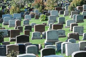 Un usuario registró algo espeluznante cuando atravesó un cementerio en auto