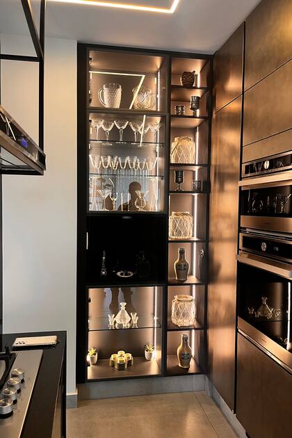 Un vajillero sofisticado y elegante que resalta su interior con luces led, por 360Studio