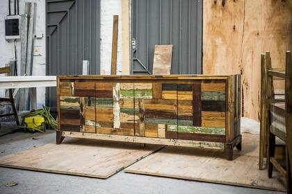 Un valijero fabricado a partir de madera recuperada.