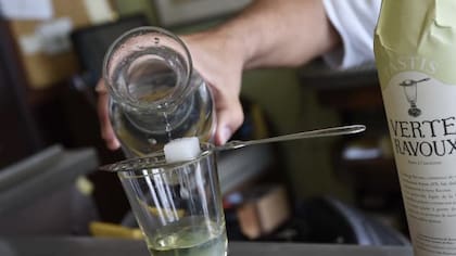 Un vasito de pastis levanta el ánimo.