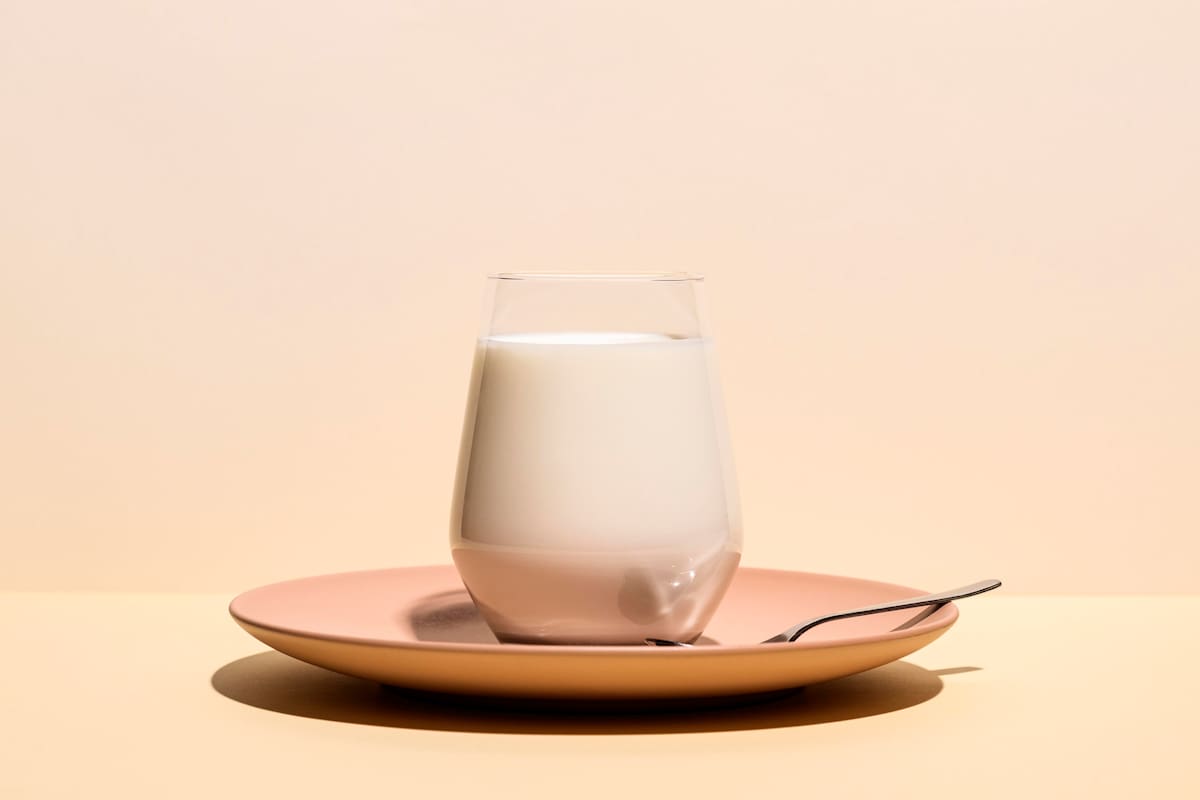 Un vaso de leche de vaca aporta aproximadamente 300 miligramos de calcio