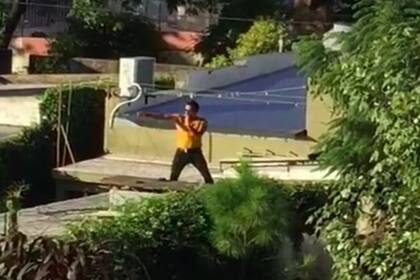 Un vecino de Junín se sube a su techo para interpretar los grandes éxitos de Freddie Mercury