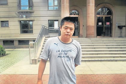 Un vecino del autor, con una remera que recuerda a Maradona
