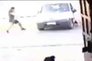 Un vecino se metió por la ventanilla para evitar el robo