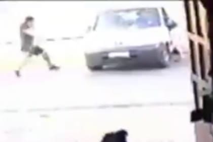 Un vecino se metió por la ventanilla para evitar el robo