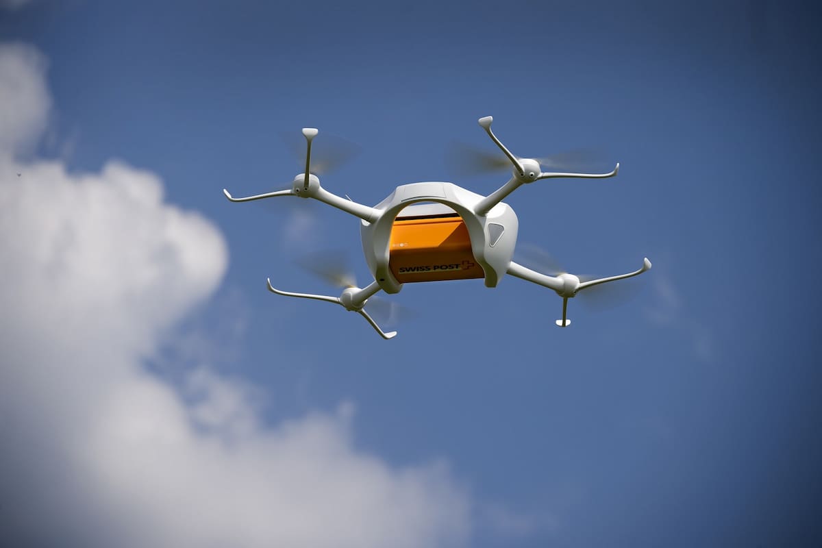 Un vehículo aéreo eléctrico operado a distancia por el Correo de Suiza para la entrega de pequeños paquetes. Investigadores de la Universidad Queens en Belfast desarrollaron una tecnología para ampliar la autonomía de vuelo con cargas inalámbricas remotas