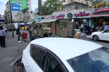 Un vehículo armado israelí en Ramala, Cisjordania