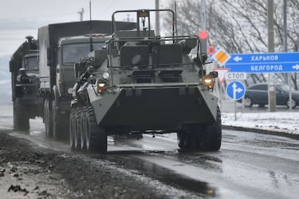 Un vehículo blindado de transporte de personal BTR-80 se desplaza por una carretera cerca de la frontera con Ucrania en la región de Belgorod, Rusia