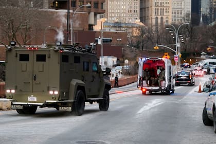 Un vehículo blindado que transportaba al presidente venezolano Nicolás Maduro y a su esposa Cilia Flores llega al Tribunal Federal de Manhattan