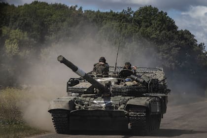Un vehículo blindado ucraniano circula por la carretera principal cerca de la frontera rusa en dirección a la región de Kursk