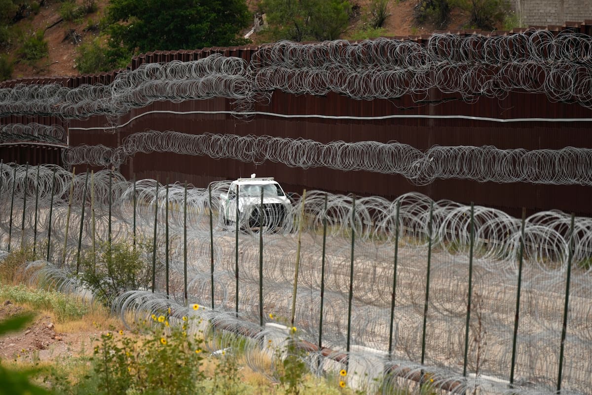 Un vehículo circula por el lado estadounidense del muro fronterizo entre Estados Unidos y México, el martes 25 de junio de 2024, en Nogales, Arizona. (Foto AP/Jae C. Hong)