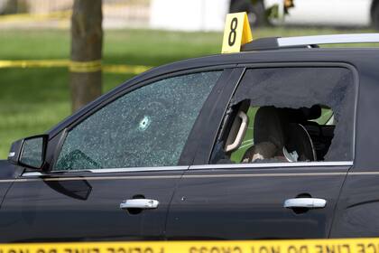 Un vehículo con las ventanillas rotas se observa cerca del lugar de un tiroteo en las proximidades del palacio de justicia de Kankakee, Illinois, el jueves 26 de agosto de 2021.(Terrence Antonio James/Chicago Tribune vía AP)