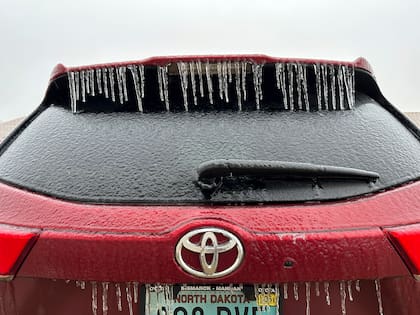 Un vehículo cubierto de hielo en Bismark, Dakota del Norte, en diciembre de 2023. (AP Foto/Jack Dura)