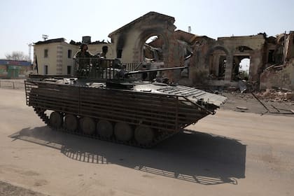 Un vehículo de la infantería de Ucrania pasa frente a la destruida estación de tren de Kostyantynivka, en la región de Donetsk. (Anatolii STEPANOV / AFP)