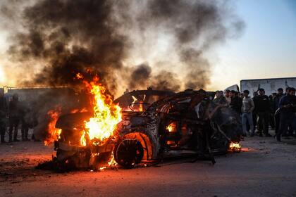 Un vehículo en llamas después de ser alcanzado por un ataque aéreo israelí en el que murió un periodista de Al-Jazeera, en la Ciudad de Gaza