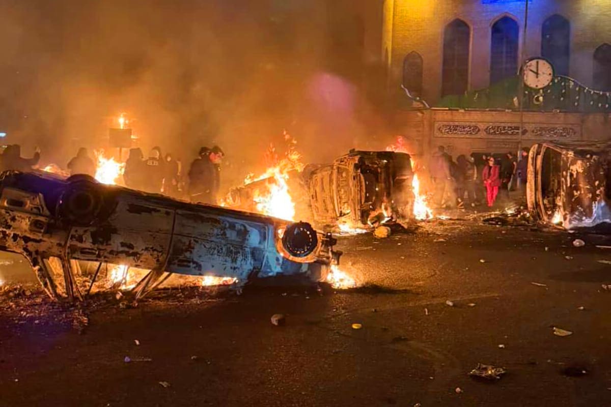 Un vehículo en llamas durante las protestas en Teherán