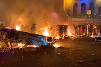 Un vehículo en llamas durante las protestas en Teherán