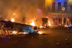Un vehículo es incendiado durante las protestas en Teherán, Irán