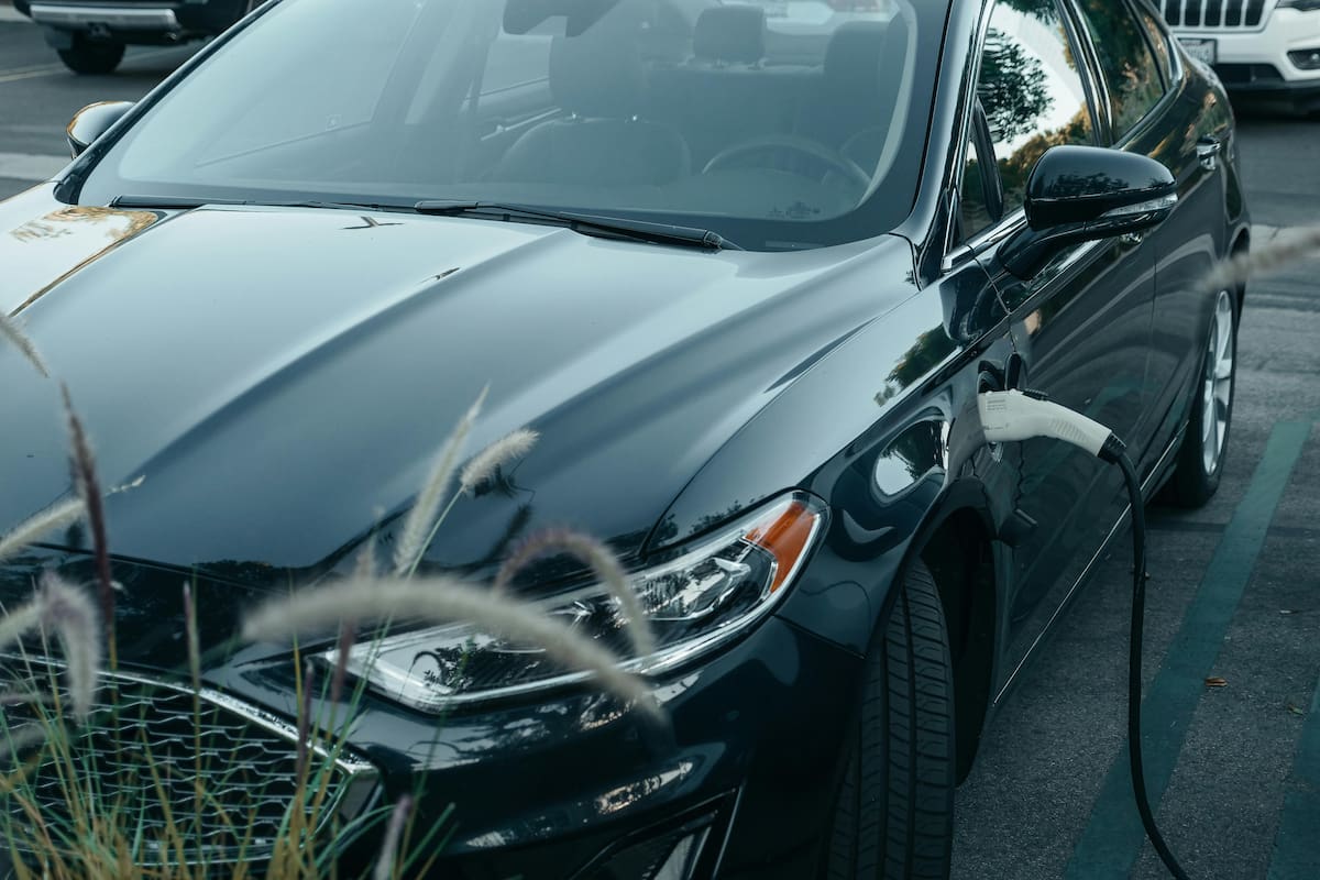 Un vehículo híbrido es impulsado por dos motores que pueden ser de distinta naturaleza