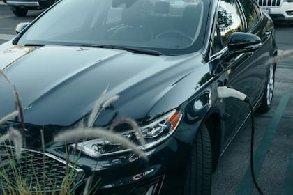 Un vehículo híbrido es impulsado por dos motores que pueden ser de distinta naturaleza