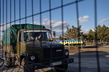 Un vehículo militar en el cruce entre la "República Popular de Lugansk" y Stanytsia Luhanska