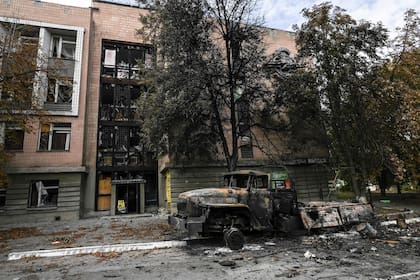 Un vehículo militar ruso destruido en la ciudad de Balakliya, en la región de Kharkiv, recapturada por los ucranianos