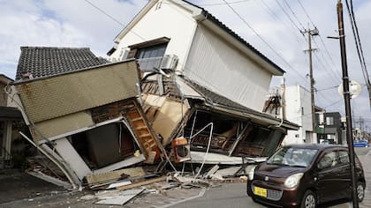 Un vehículo pasa junto a casas derrumbadas tras un terremoto en Yatsushiro, en la prefectura de Kumamoto