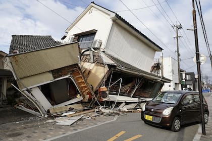 Un vehículo pasa junto a casas derrumbadas tras un terremoto en Yatsushiro, en la prefectura de Kumamoto, el miércoles 29 de julio de 2026