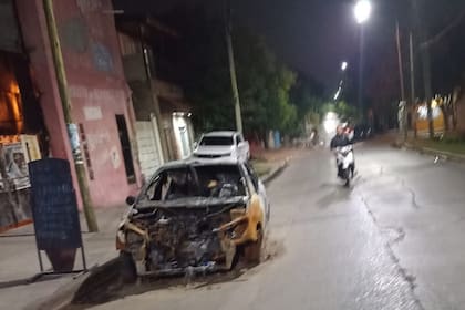 Un vehículo quemado en los alrededores de la villa San Petesburgo, en La Matanza