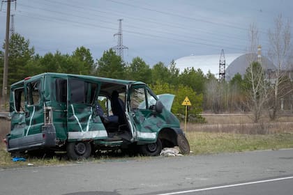 Un vehículo ruso destruido, en el área de la planta de Chernobyl, en Ucrania. (AP Photo/Efrem Lukatsky)