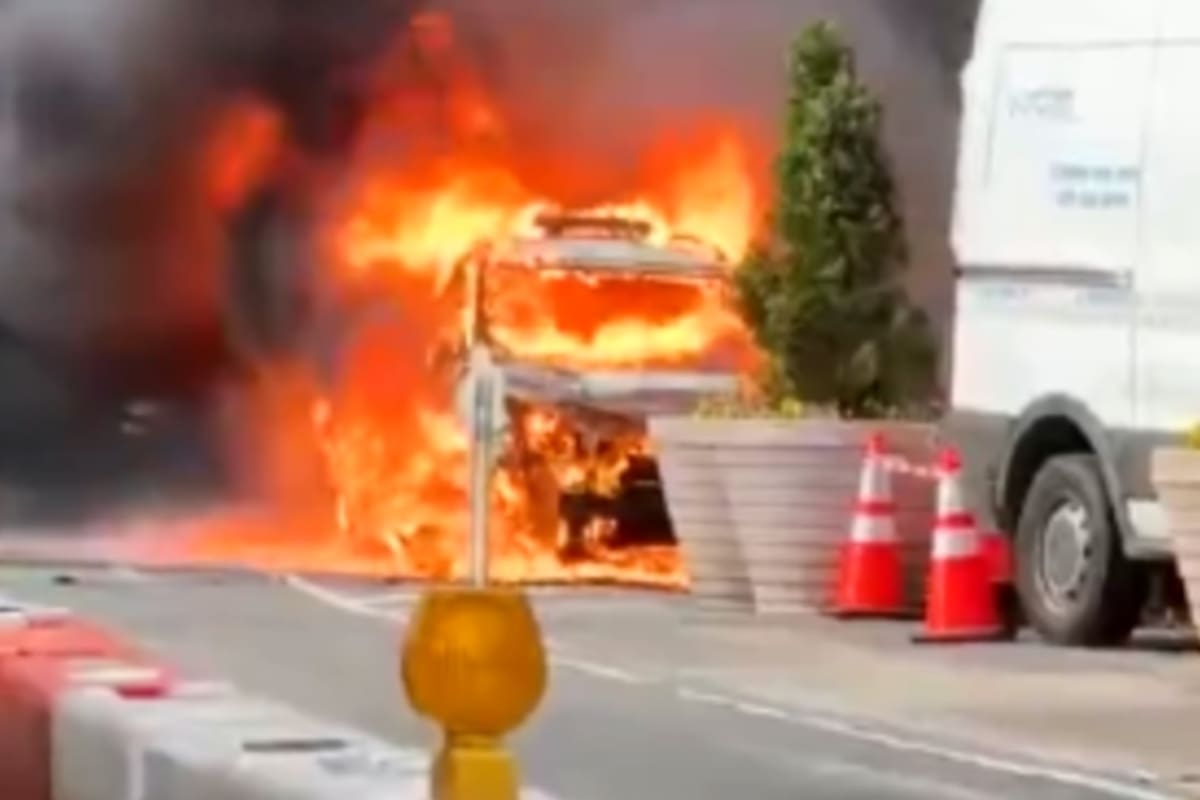 Un vehículo se incendió y explotó en el distrito financiero de Manhattan, cerca de la estatua del Toro de Wall Street, en Nueva York