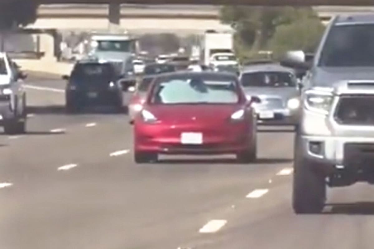 Un vehículo Tesla que se conduce de manera, aparentemente, autónoma en California (Captura de video/Reddit)
