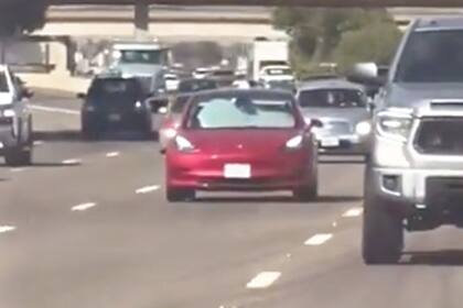Un vehículo Tesla que se conduce de manera, aparentemente, autónoma en California (Captura de video/Reddit)