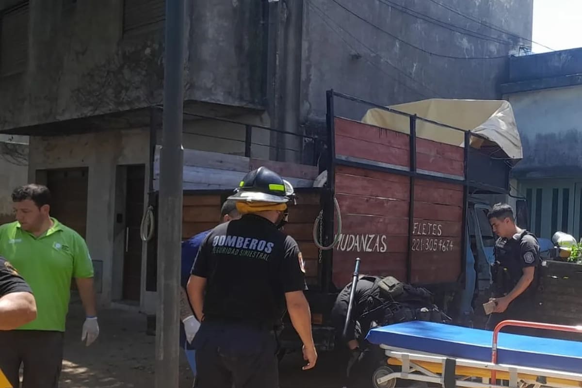 Un vehículo tipo flete se incrustó en el garaje de una casa en La Plata.