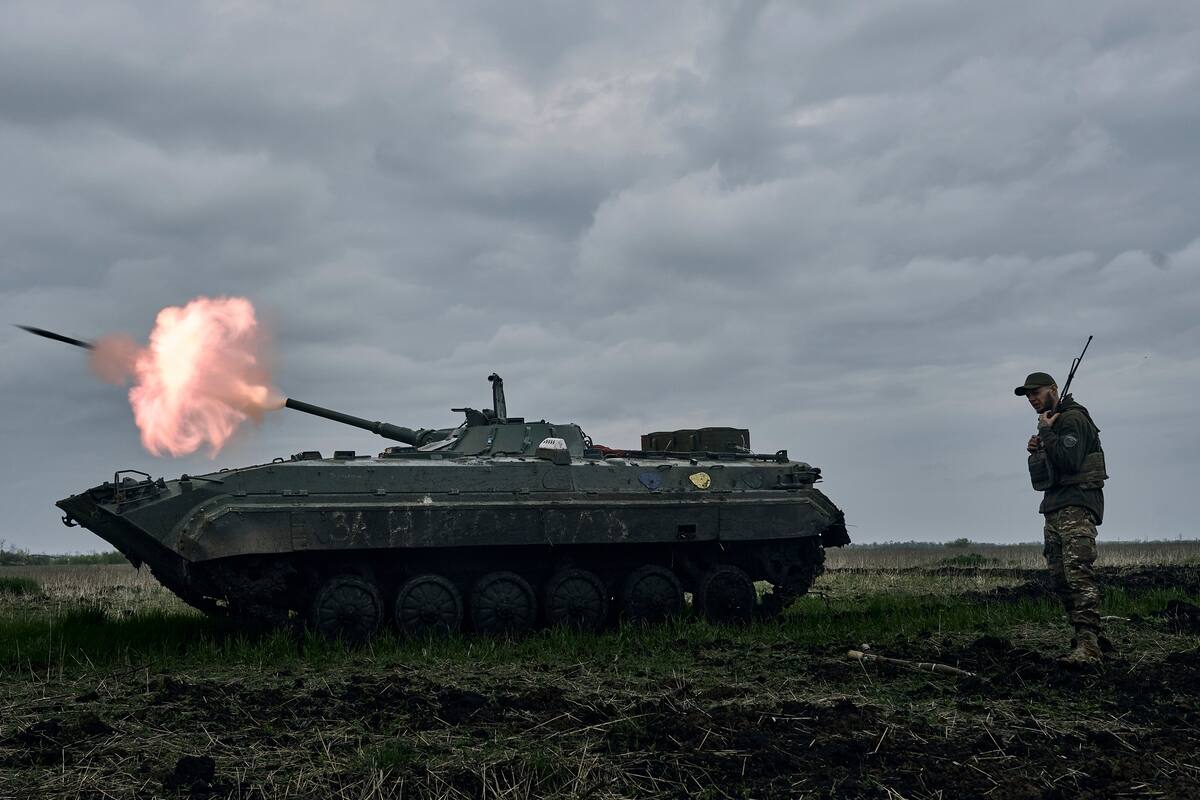 Un vehículo ucraniano dispara hacia posiciones rusas cerca de Avdiivka, en la región de Donetsk, en abril de este año. (AP Foto/Libkos, Archivo)
