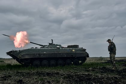 Un vehículo ucraniano dispara hacia posiciones rusas cerca de Avdiivka, en la región de Donetsk, en abril de este año. (AP Foto/Libkos, Archivo)