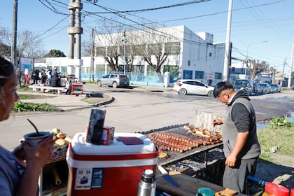 Un vendedor de choripanes se ubicó al frente de la escuela primaria 60 en Villa Ángela, en Moreno