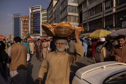 Un vendedor de pan en el centro de Kabul, donde a pesar de la falta de dinero la gente intenta adaptarse a la nueva normalidad