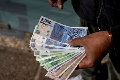 Un vendedor muestra billetes de “chachos” en un centro cambiario para convertirlos a pesos argentinos, el viernes 13 de septiembre de 2024, en La Rioja.