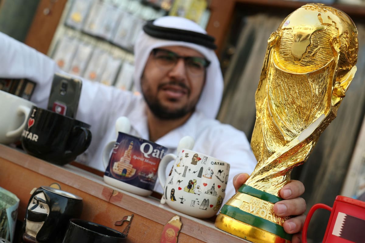Un vendedor muestra la Copa del Mundo en el mercado de Doha