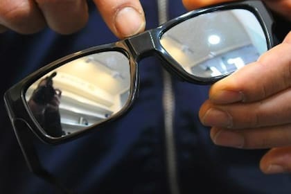 Un vendedor muestra unos lentes equipados con una cámara oculta en una tienda de Incheon en Corea del Sur