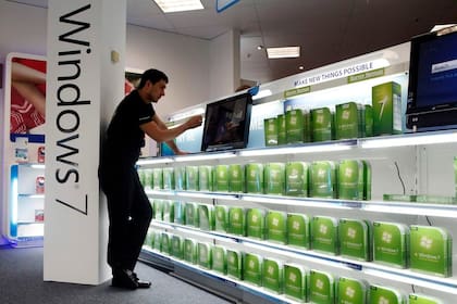 Un vendedor prueba Windows 7 durante el lanzamiento del sistema operativo de Microsoft en 2009