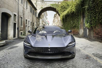 Un venezolano necesita acumular 41.530 sueldos para adquirir el modelo más económico de Ferrari