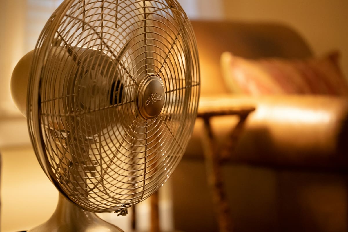 Un ventilador no es efectivo si el aire en la casa está muy caliente (Unsplash/Delaney Van)