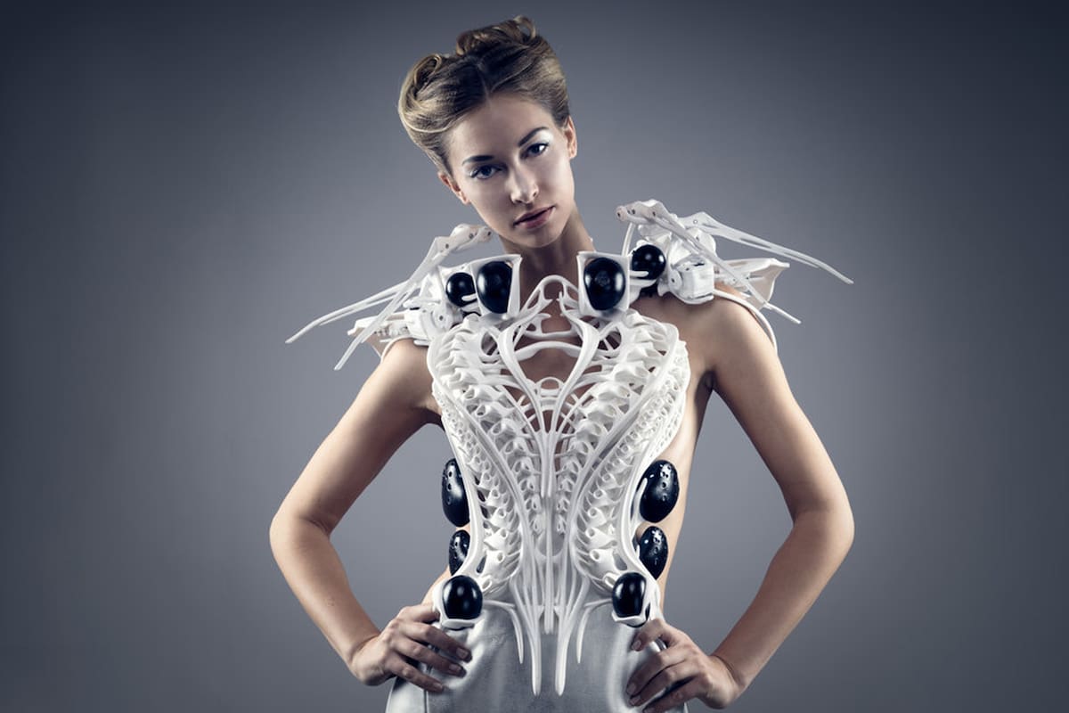 Un vestido-araña que defiende la intimidad, zapatos musicales y trajes que reproducen los sonidos en el cuerpo: